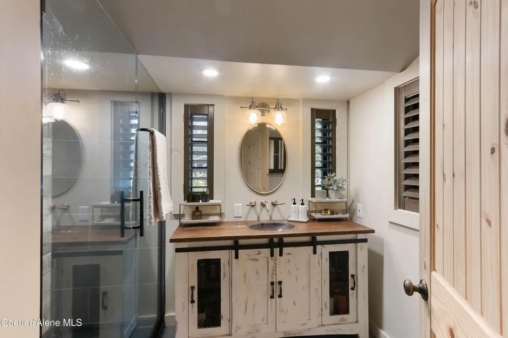 737 Evergreen Road Sagle ID 83860