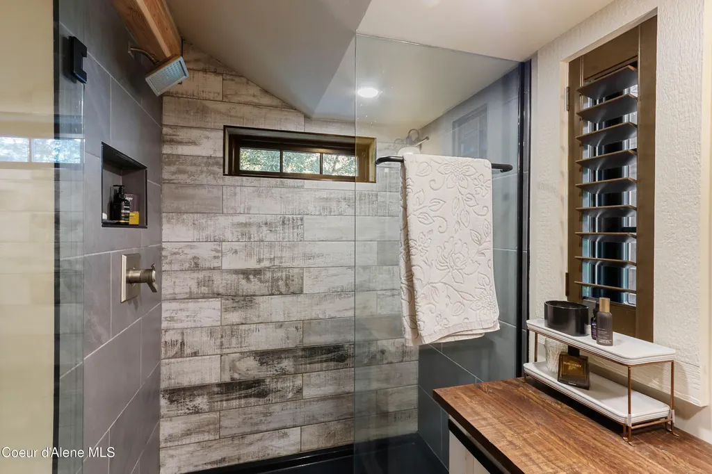 737 Evergreen Road Sagle ID 83860