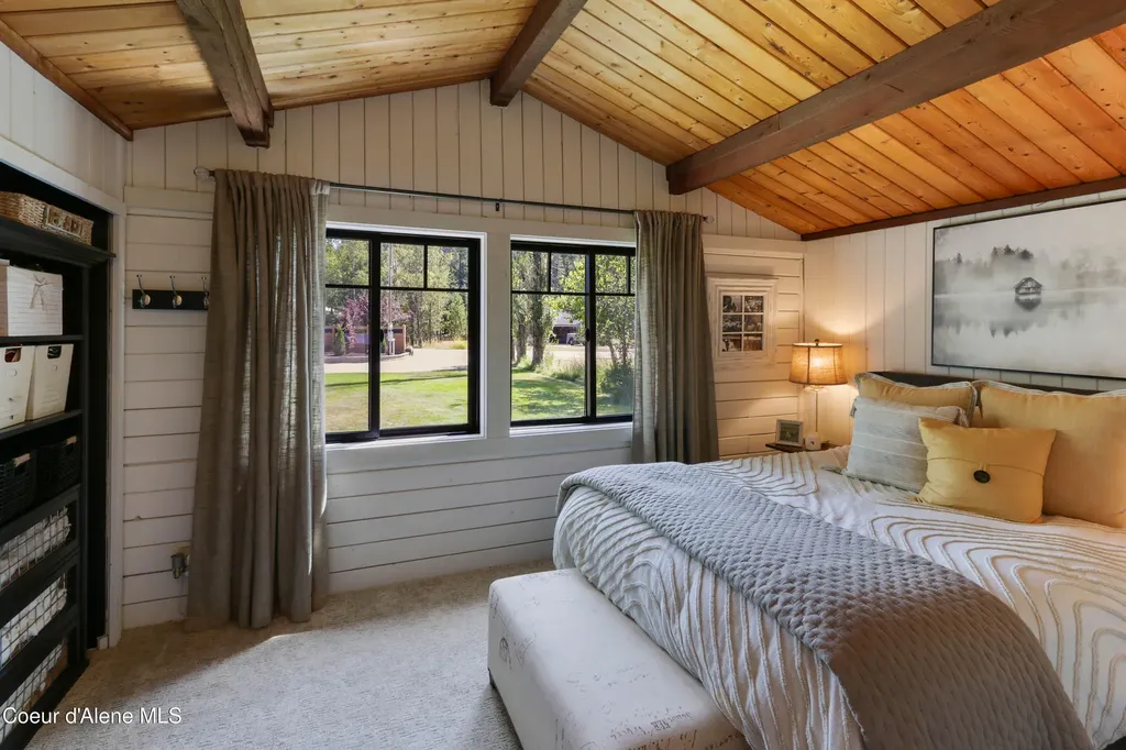 737 Evergreen Road Sagle ID 83860
