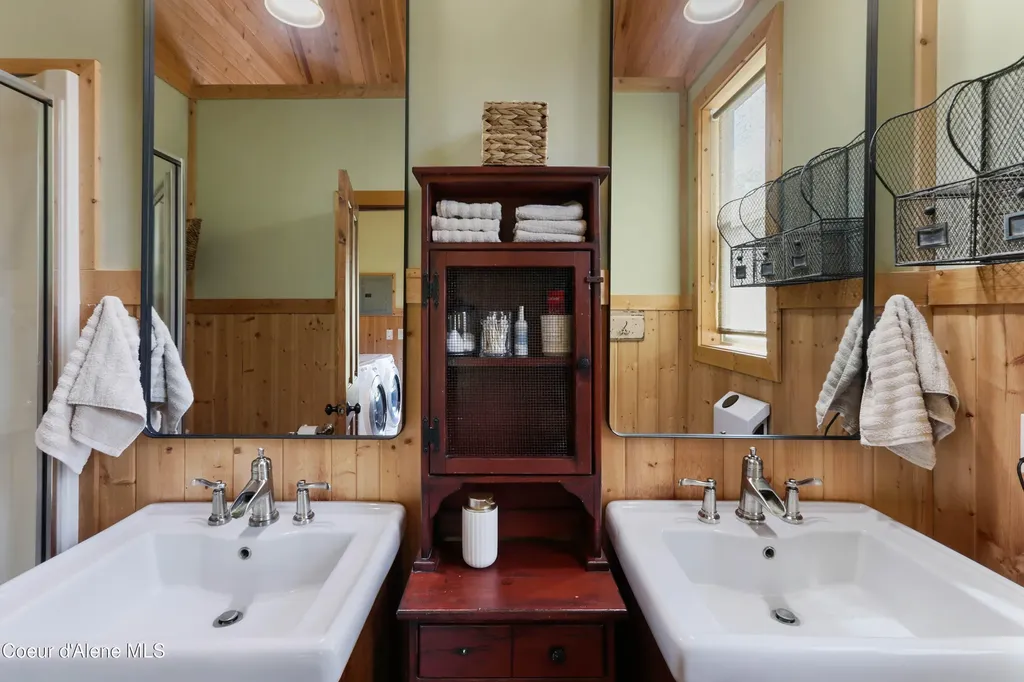 737 Evergreen Road Sagle ID 83860