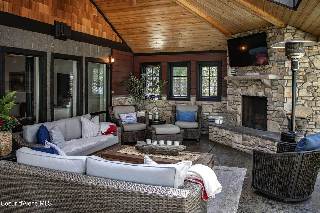 737 Evergreen Road Sagle ID 83860