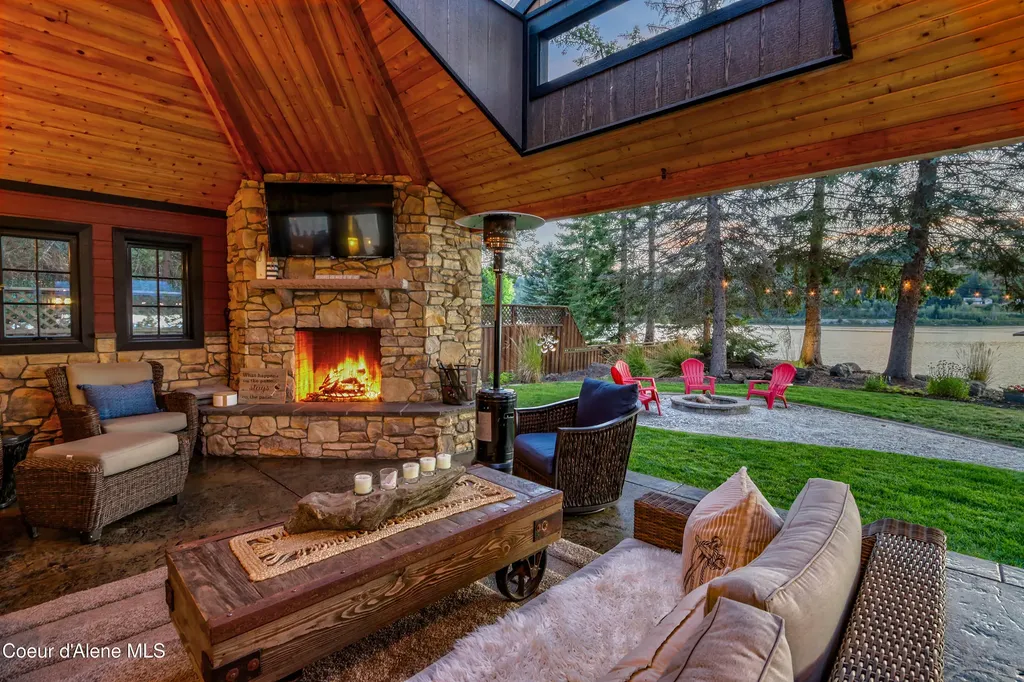 737 Evergreen Road Sagle ID 83860