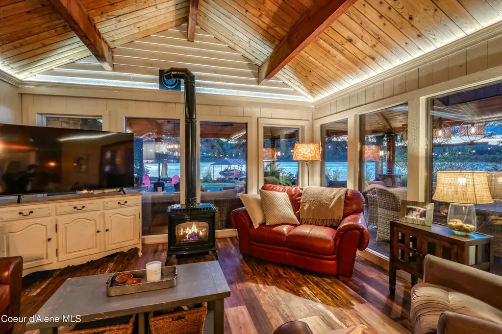 737 Evergreen Road Sagle ID 83860