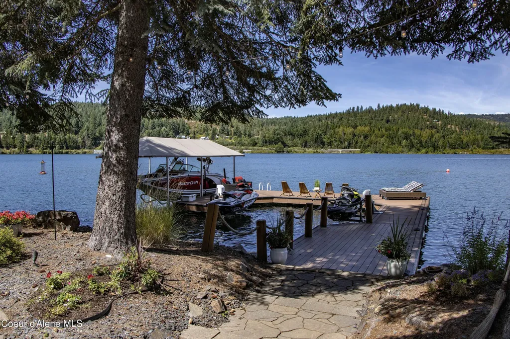 737 Evergreen Road Sagle ID 83860