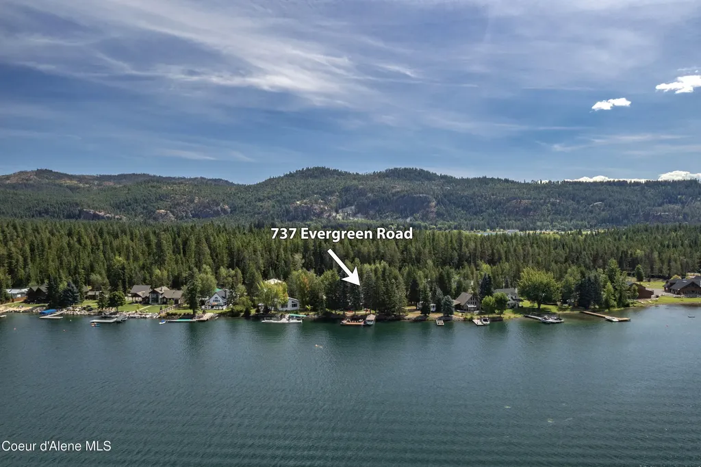 737 Evergreen Road Sagle ID 83860