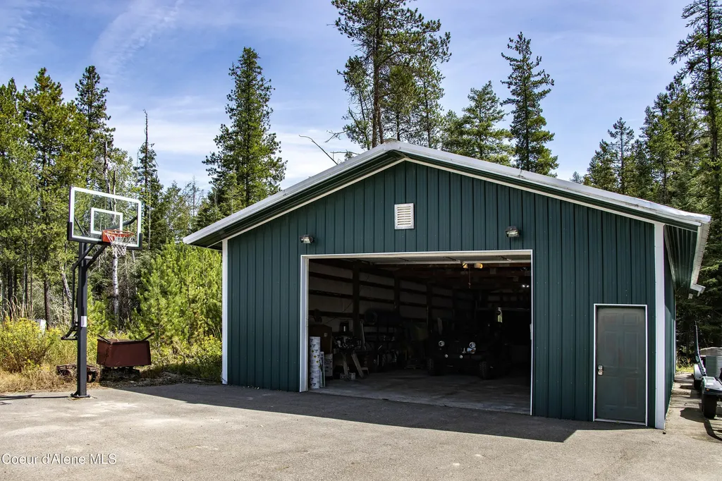 737 Evergreen Road Sagle ID 83860