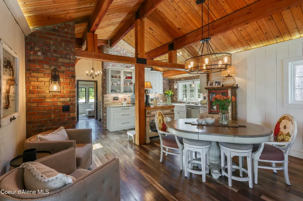 737 Evergreen Road Sagle ID 83860