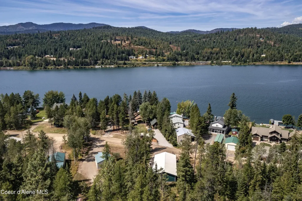 737 Evergreen Road Sagle ID 83860
