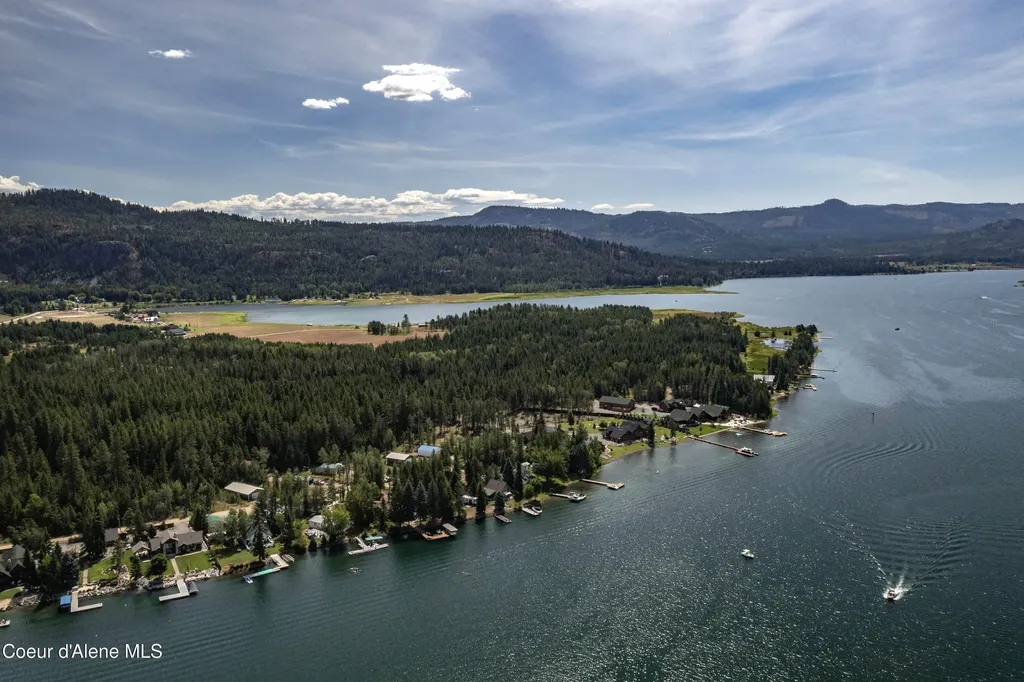 737 Evergreen Road Sagle ID 83860