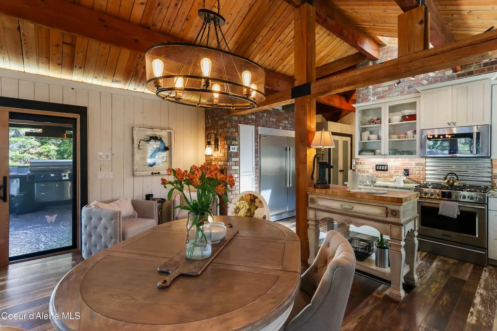 737 Evergreen Road Sagle ID 83860
