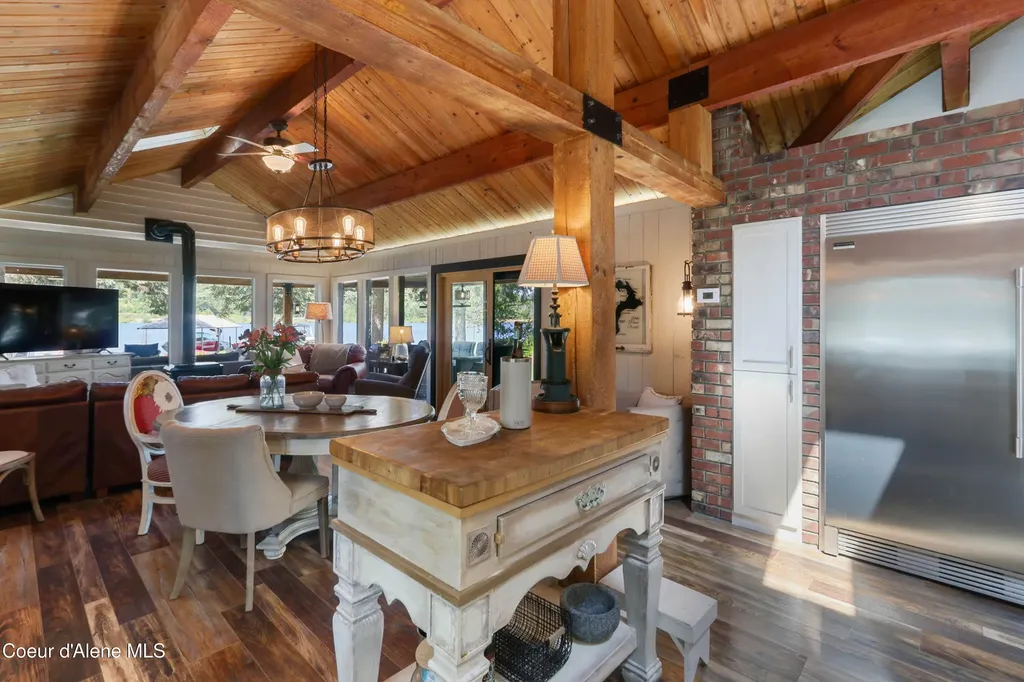 737 Evergreen Road Sagle ID 83860
