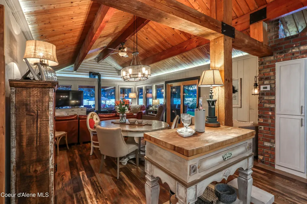 737 Evergreen Road Sagle ID 83860