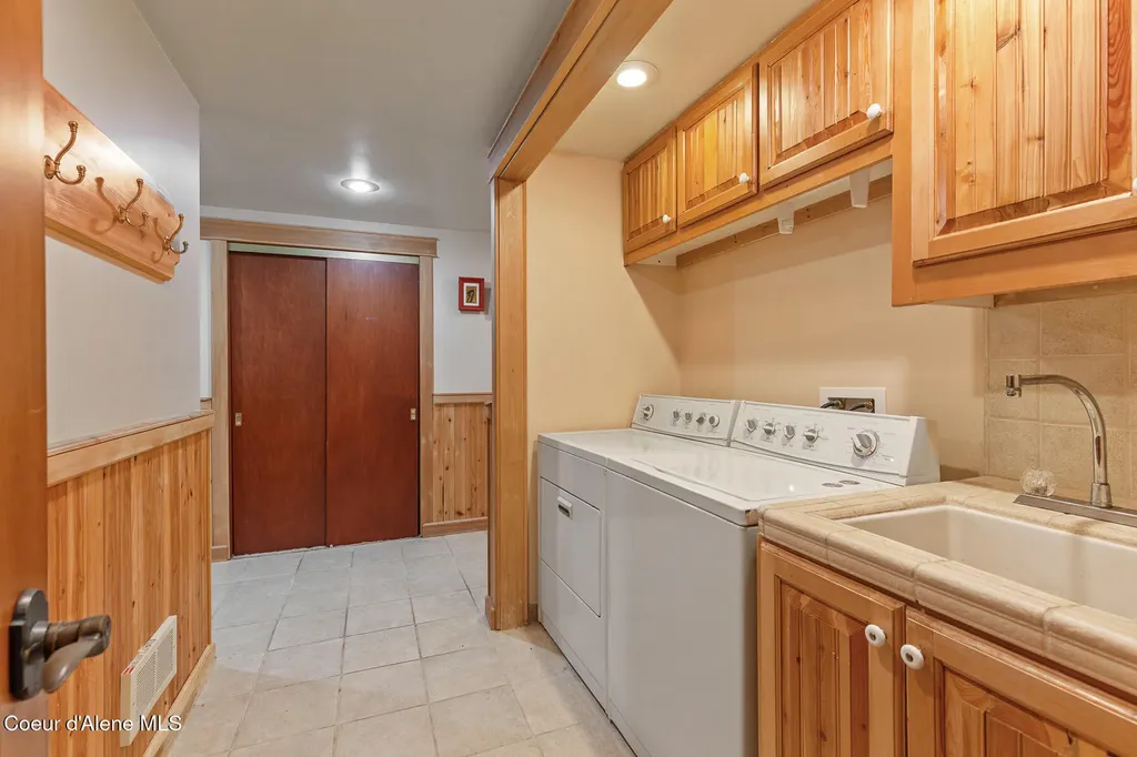 8405 Bottle Bay Road Sagle ID 83860
