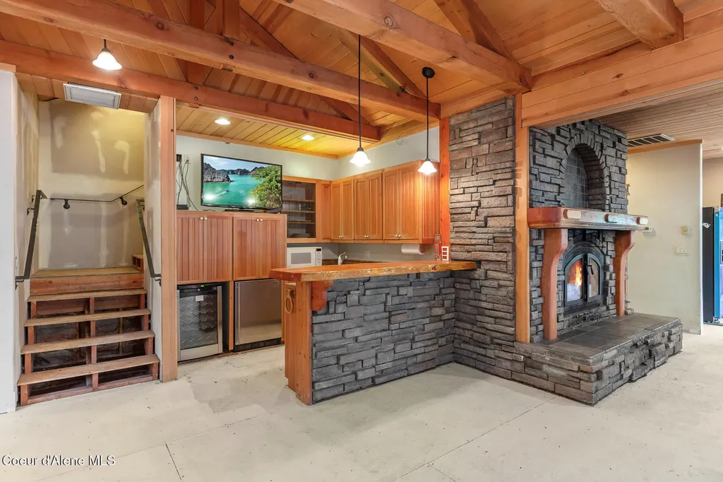 8405 Bottle Bay Road Sagle ID 83860