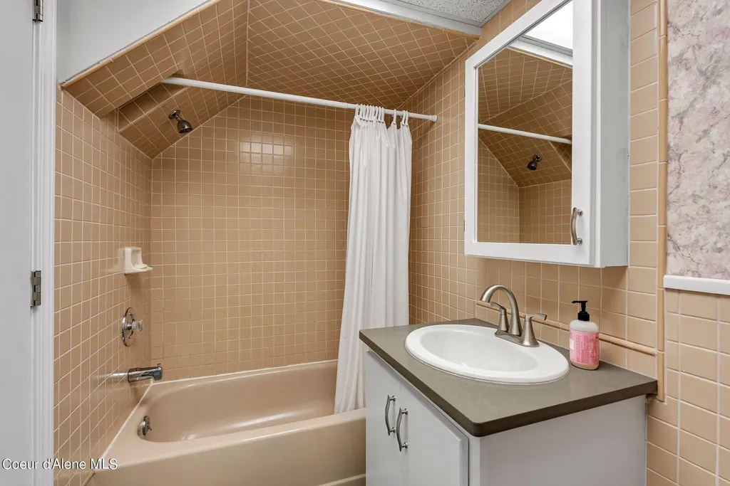315 Wildberry Lane Sagle ID 83860