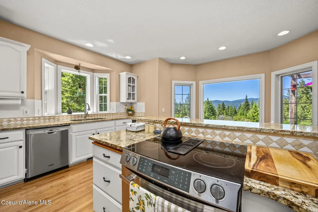 17536 W Julia Drive Hauser ID 83854