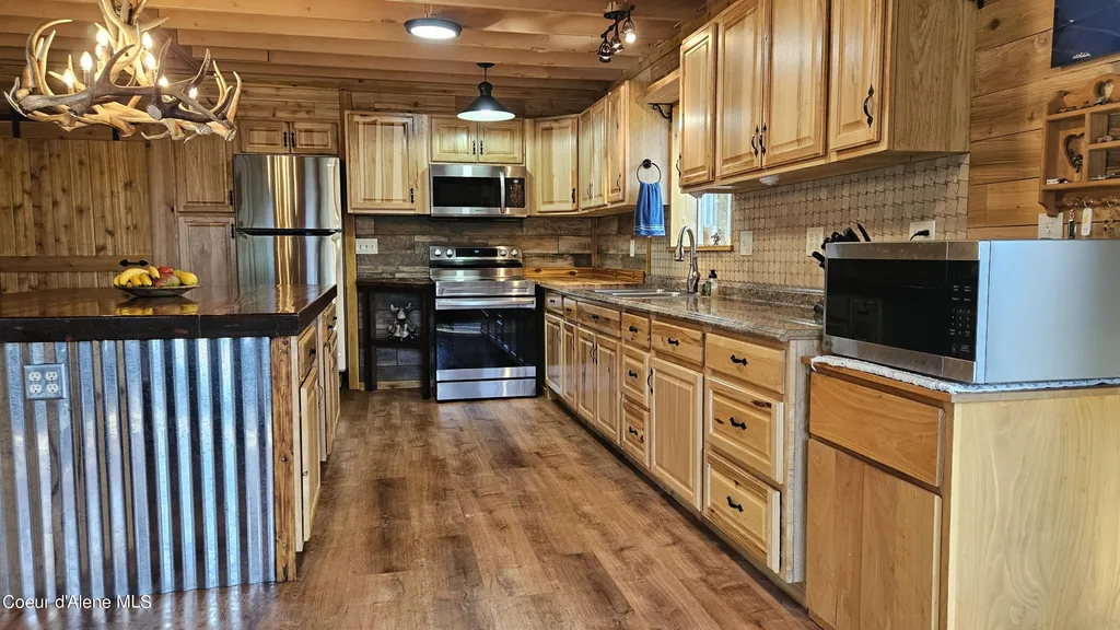 2565 Upper Pack River Road Sandpoint ID 83864
