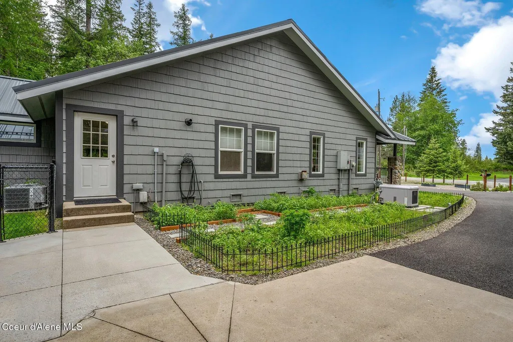 454 Brisboys Road Sagle ID 83860