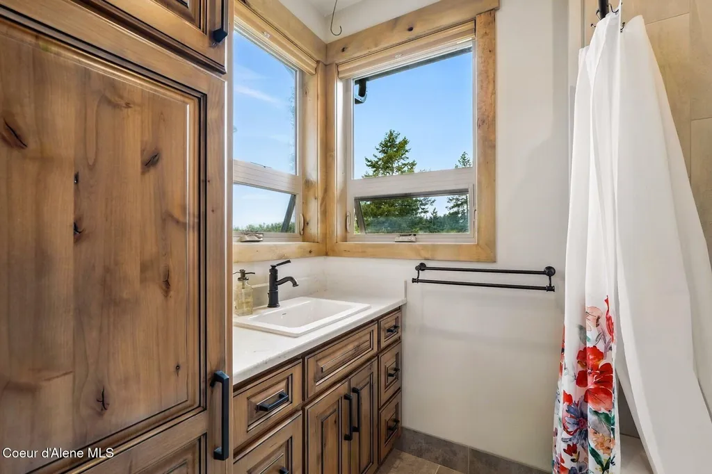 1450 Wood View Sandpoint ID 83864