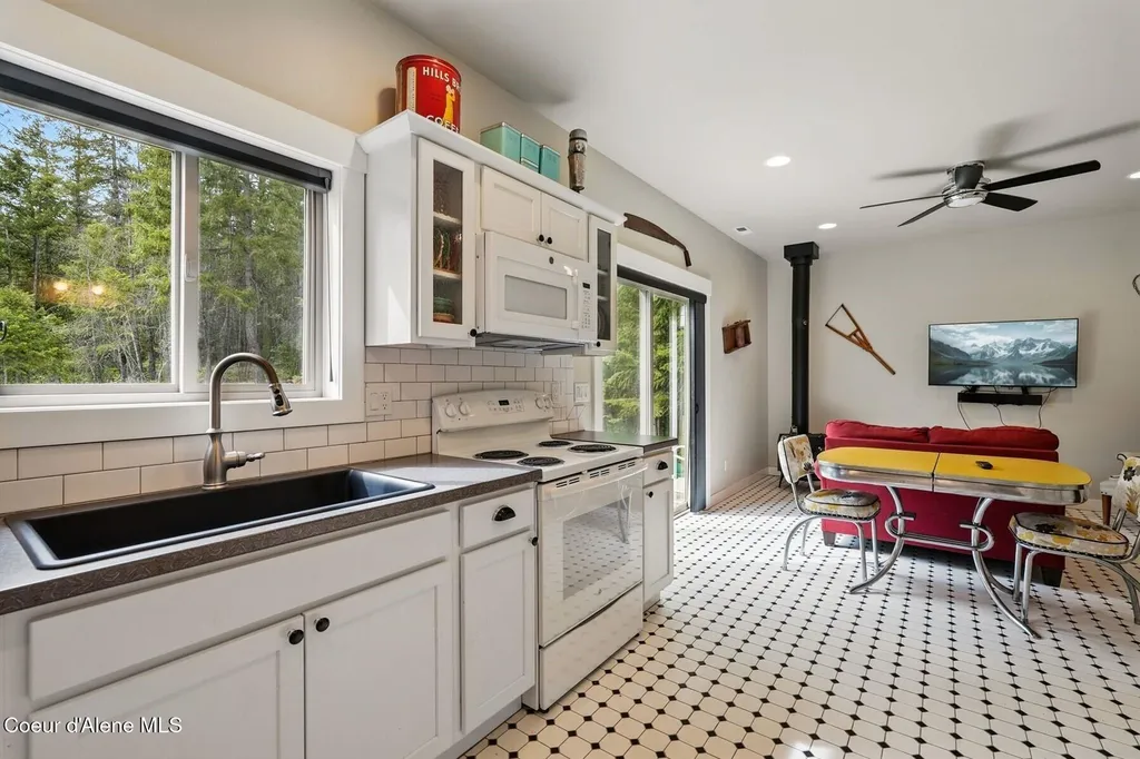 1450 Wood View Sandpoint ID 83864