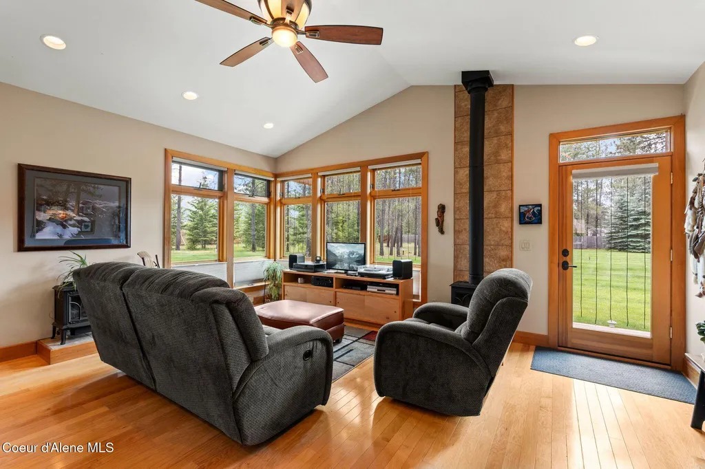 9307 Lakeshore Drive Sagle ID 83860