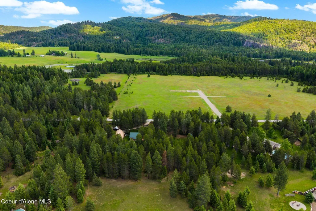 9307 Lakeshore Drive Sagle ID 83860
