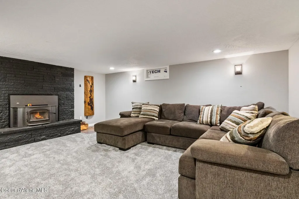 450 E Miles Avenue Hayden ID 83835