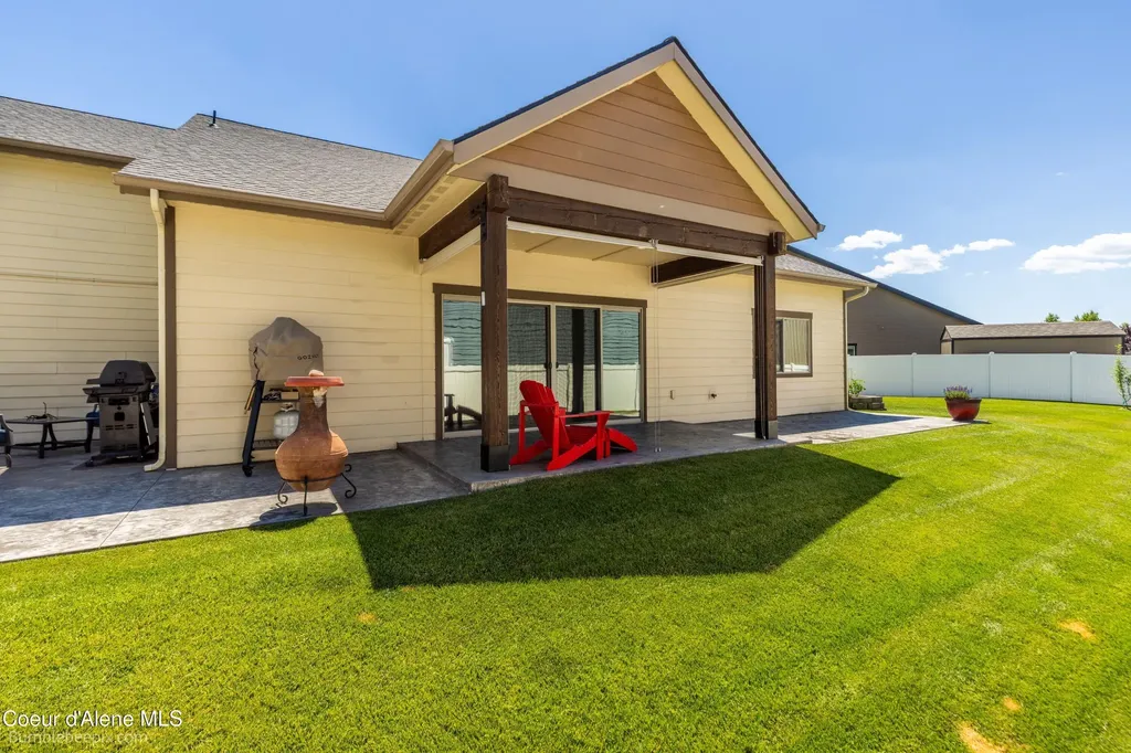 1402 W Wayward Circle Post Falls ID 83854
