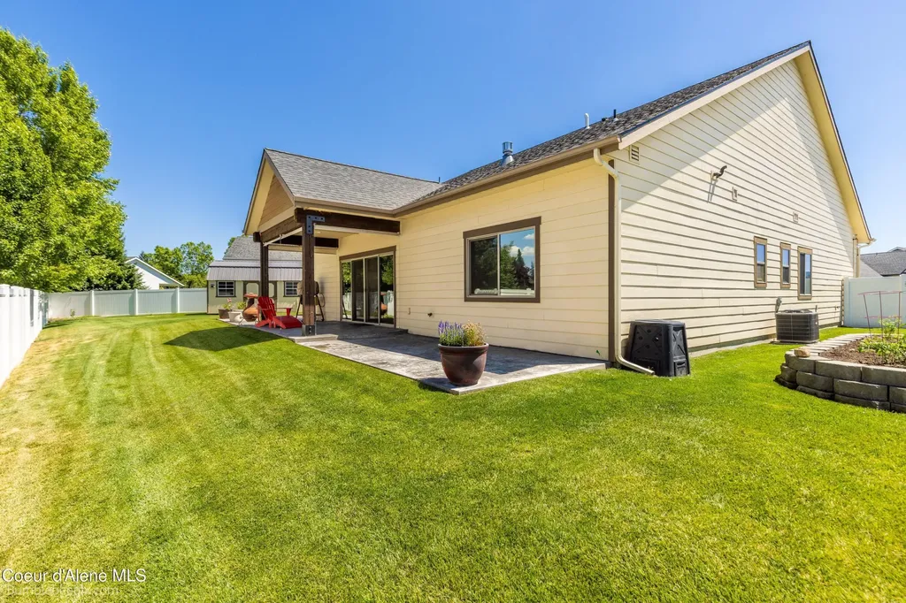 1402 W Wayward Circle Post Falls ID 83854