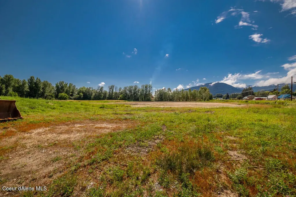 32056 Highway 200 Kootenai ID 83840