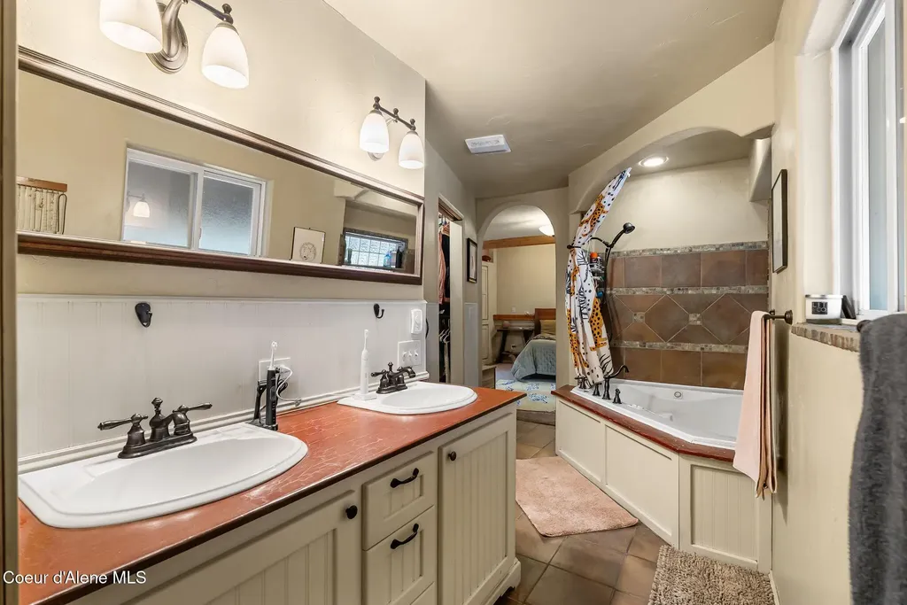 966 N Kootenai Road Sandpoint ID 83864