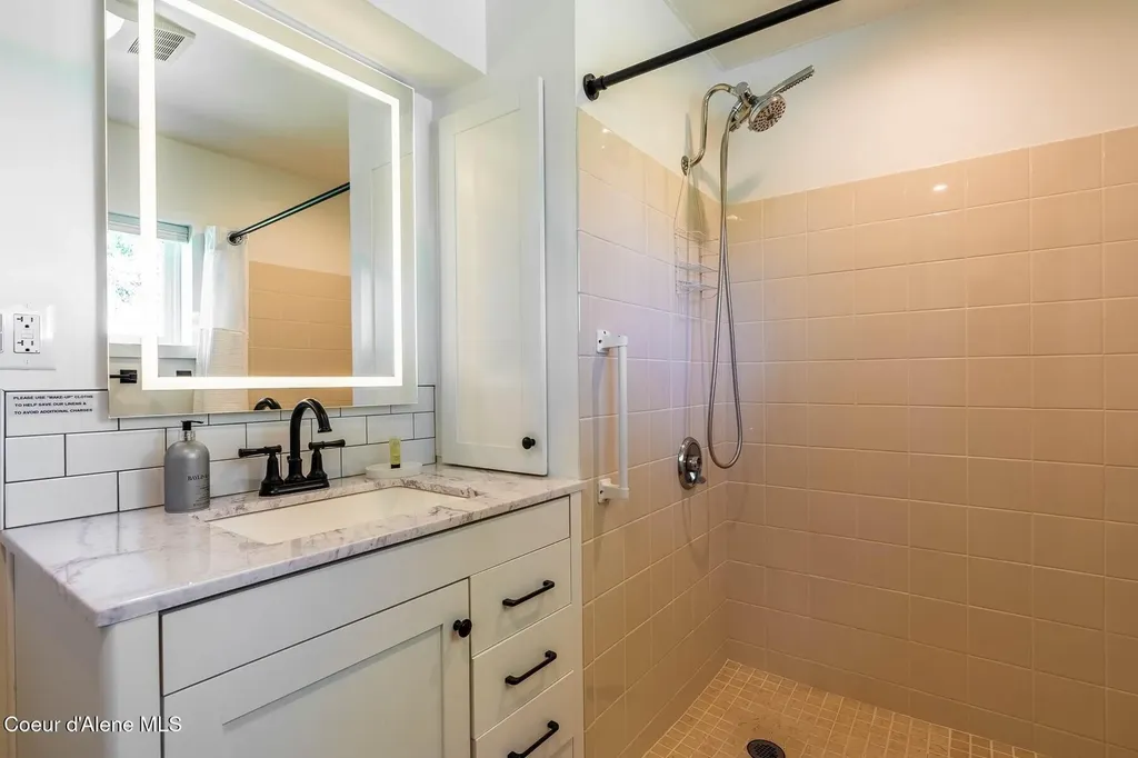 1041 Bottle Bay Road Sagle ID 83860