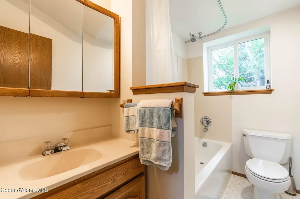 1041 Bottle Bay Road Sagle ID 83860