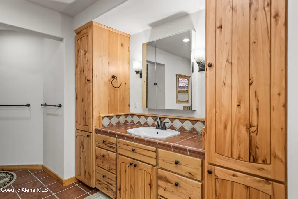 6584 E Burma Road Harrison ID 83833
