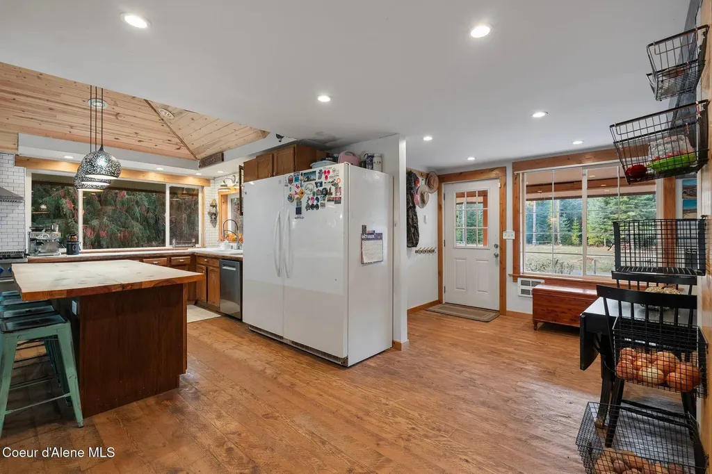 97 Cedar Grove Sandpoint ID 83864