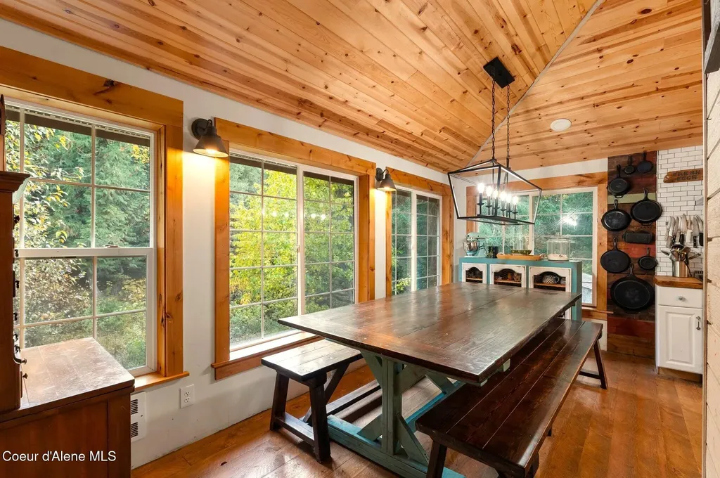 97 Cedar Grove Sandpoint ID 83864