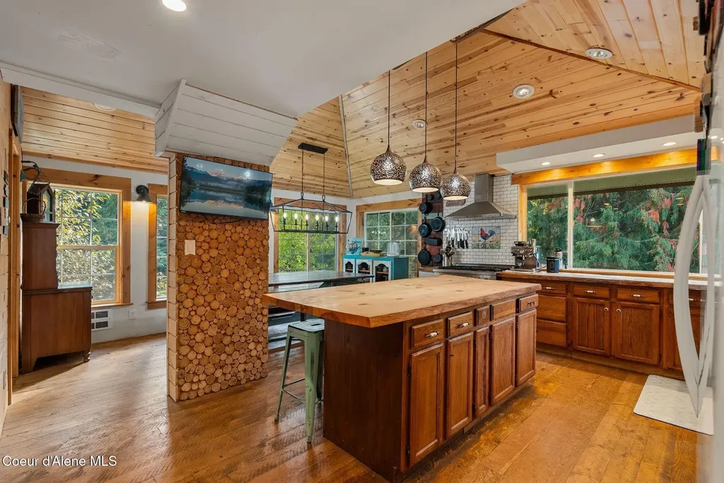97 Cedar Grove Sandpoint ID 83864