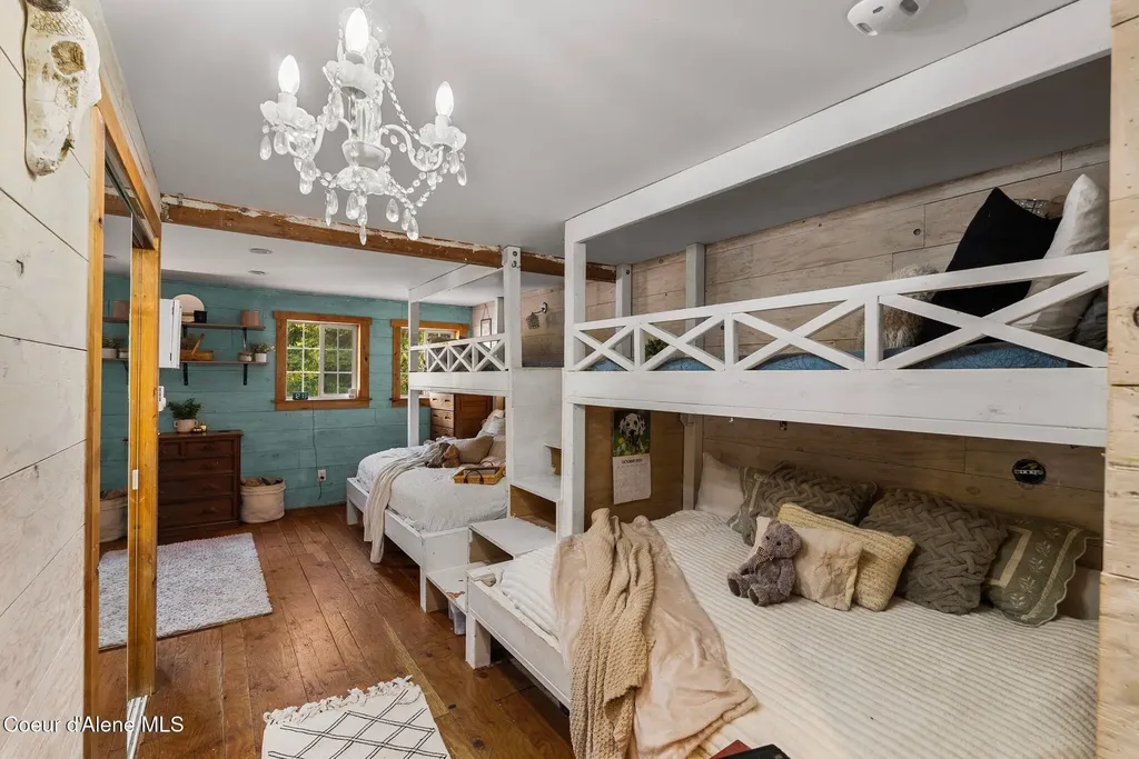 97 Cedar Grove Sandpoint ID 83864