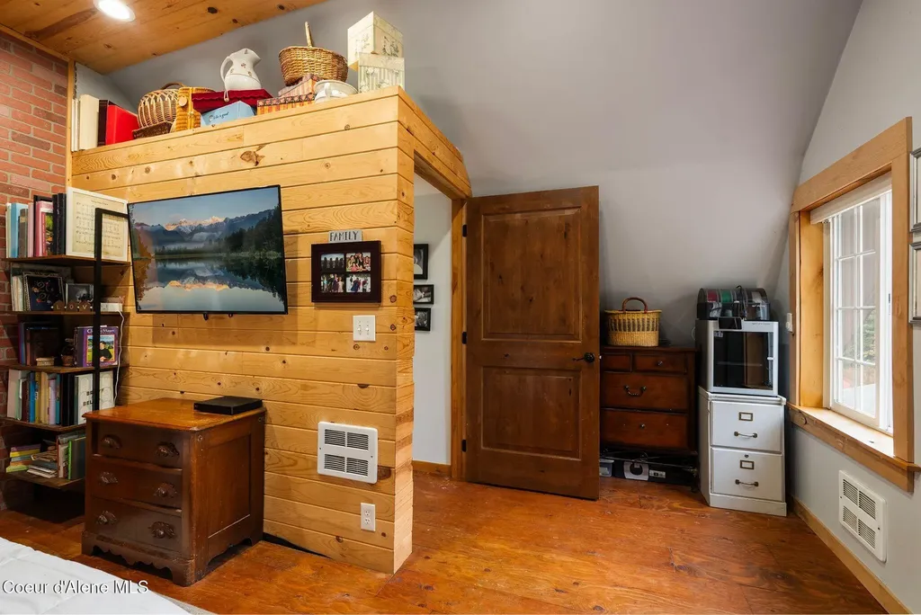 97 Cedar Grove Sandpoint ID 83864