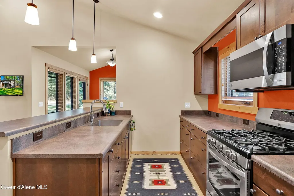 8599 E Apache Trail Athol ID 83801