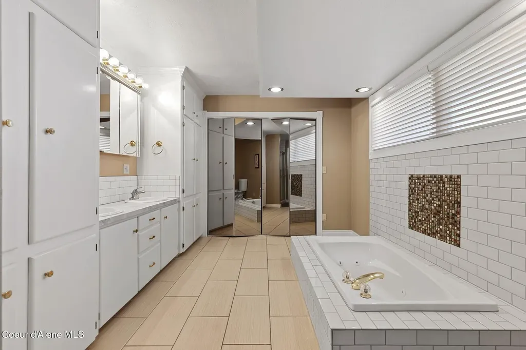 11354 N Avondale Loop Hayden ID 83835