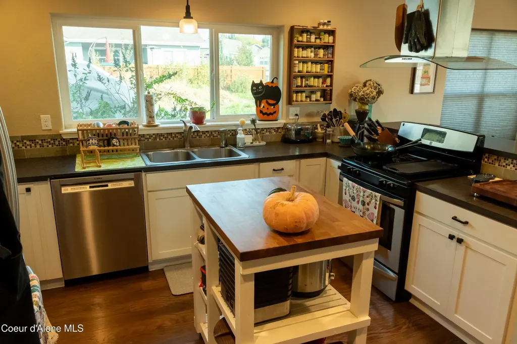 1523 Nicholas Way Sandpoint ID 83864