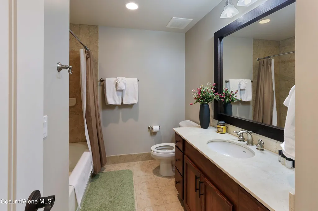 702 Sandpoint Avenue Sandpoint ID 83864