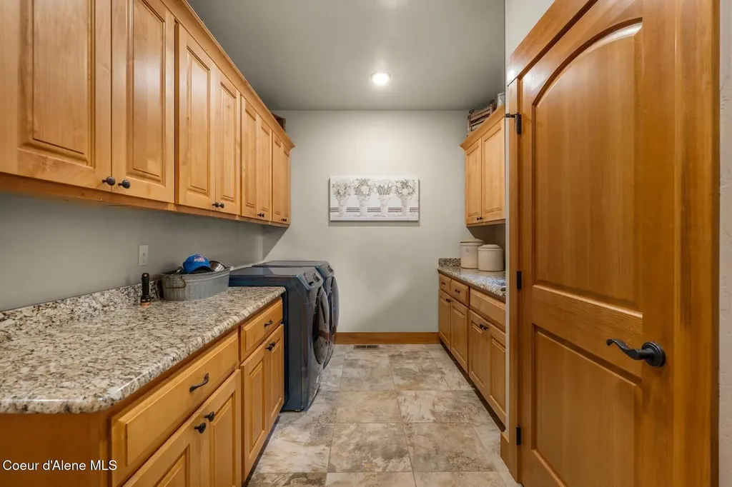 585 Gallop Circle Sagle ID 83860