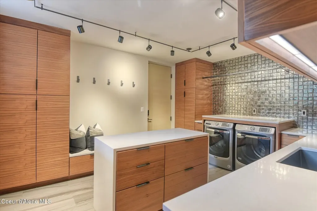 45 Lower Rock Harbor Sagle ID 83860