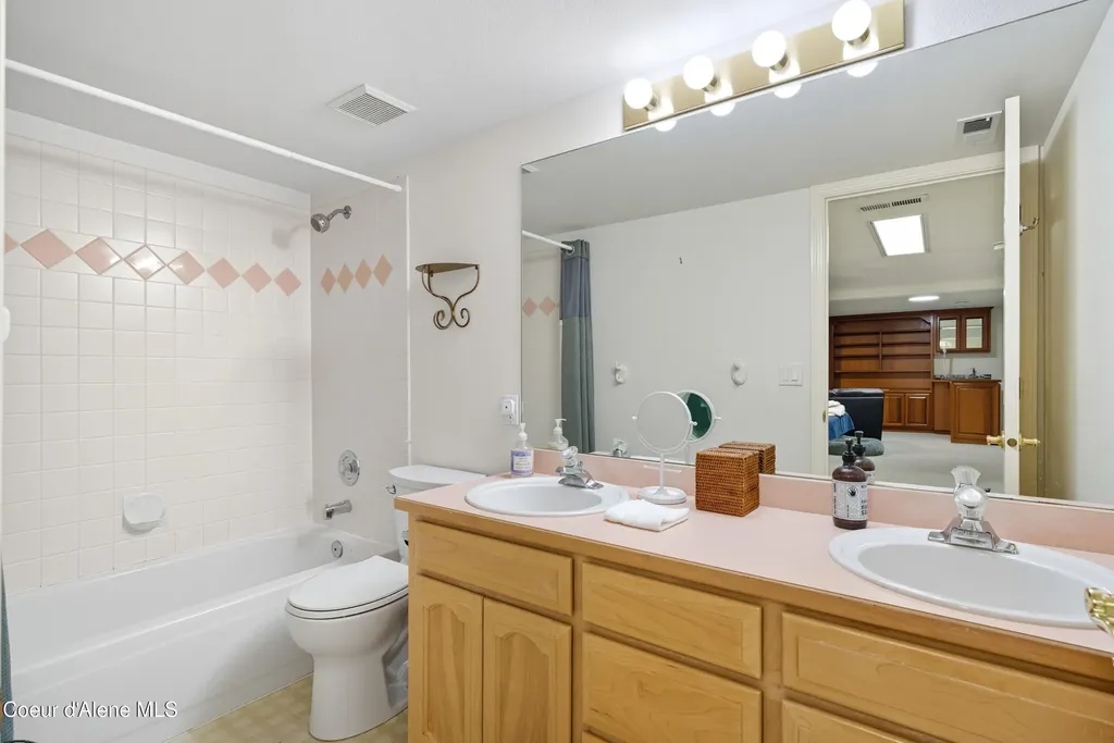 5811 E Shoreline Drive Post Falls ID 83854