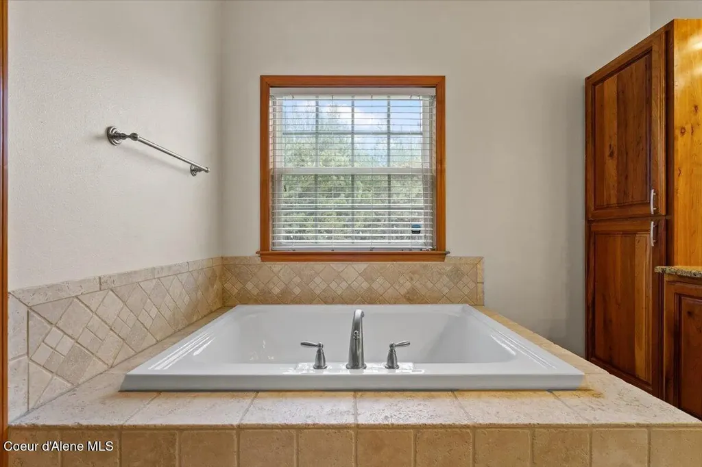 9537 E Parks Road Athol ID 83801