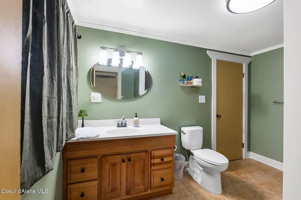 525 Bay Drive Sagle ID 83860
