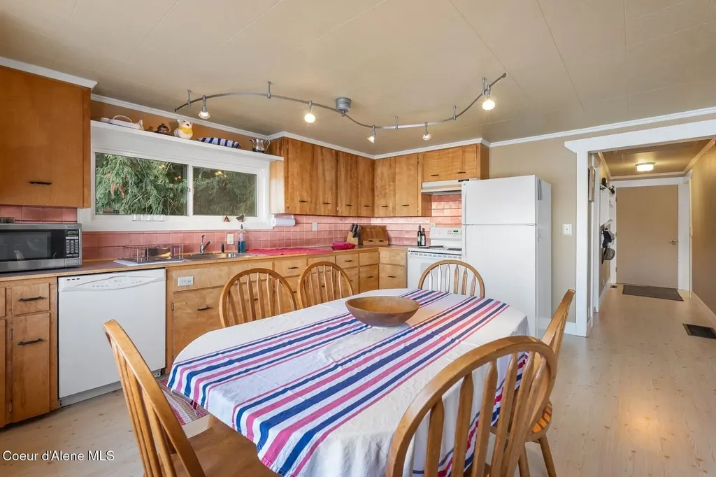 525 Bay Drive Sagle ID 83860