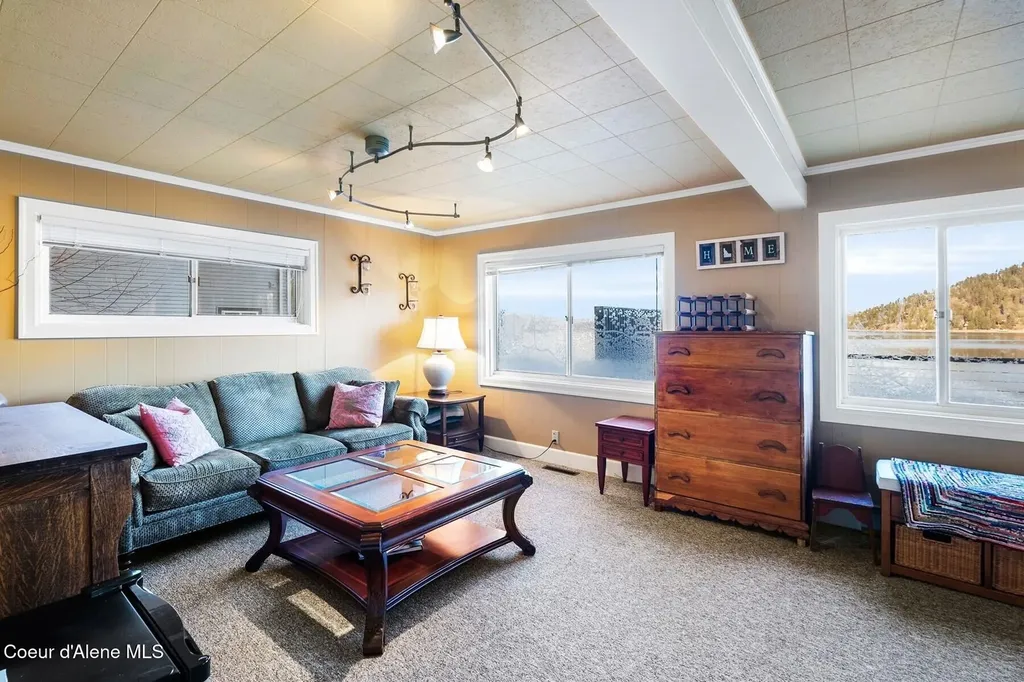 525 Bay Drive Sagle ID 83860